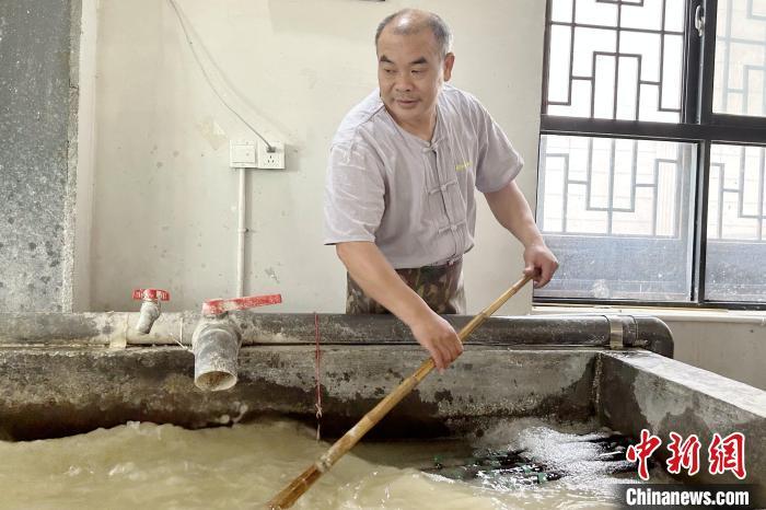 文化中国行｜非遗连四纸：一纸连春秋kaiyun登录入口登录 古法开新境(图1)